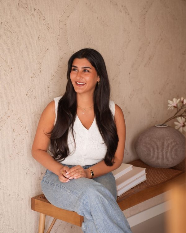 Günce Efe zittend tijdens coaching fotoshoot psycholoog BESTU Bergen op Zoom